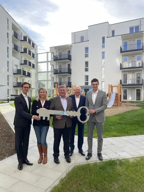 Zur offiziellen Schlüsselübergabe mit Günzburgs Oberbürgermeister Michael Jahn (rechts) kam unter anderem Bayerns Bauminister Christian Bernreiter (Mitte).   | Foto:  Michael Lindner/ Stadt Günzburg