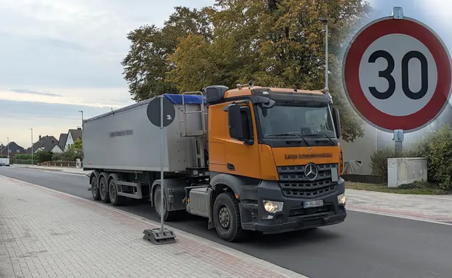Obwohl im gesamten Ortsbereich unmissverständlich Tempo 30 gilt und diese Begrenzung durch kein Schild aufgehoben wird, jagen viele der 40-Tonner völlig enthemmt mit geschätzten 60 km/h durch die engen Straßen.