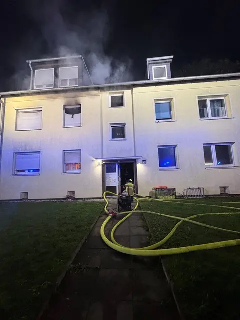 Brand in einem Mehrfamilienhaus in Gelsenkirchen-Hassel: Vier Personen nach nächtlichem Einsatz im Krankenhaus | Foto: Feuerwehr Gelsenkirchen