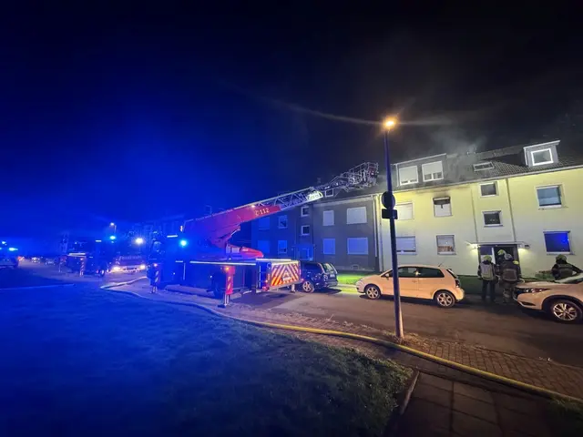 Brand in einem Mehrfamilienhaus in Gelsenkirchen-Hassel: Vier Personen nach nächtlichem Einsatz im Krankenhaus | Foto: Feuerwehr Gelsenkirchen
