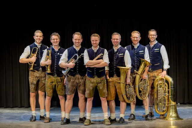 Die sieben Musiker von "Blechverrückt" aus der Region Bayerisch-Schwaben und dem Allgäu haben sich dem Blechbläsersound verschrieben. | Foto: Blechverrückt