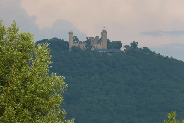 

der ca 517 m hohe Melibokus
mit Schloss Auerbach