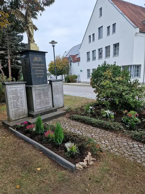 Das Ehrenmal im Herzen der Gemeinde wurde von Silvia Hackenberg und Helmut Lenzgeiger neu bepflanzt. 