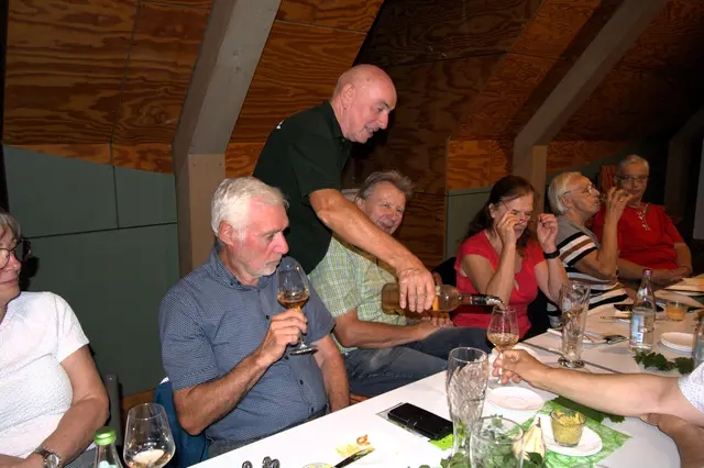 Bild Bruno Maurer: Robert Mayer schenkt Wein zum Probieren aus | Foto: Bruno Maurer