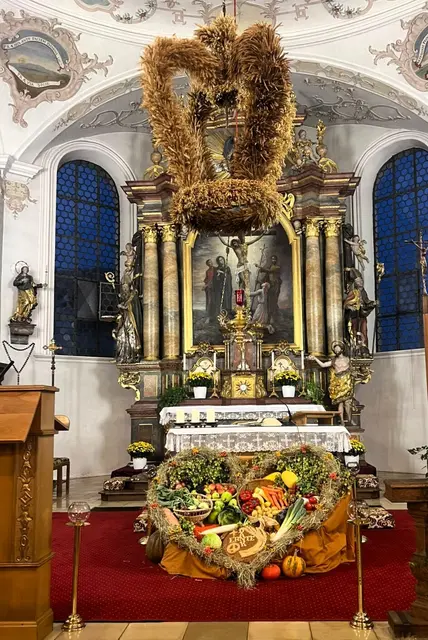 In eindrucksvoller Pracht erstrahlte die Adelsrieder Pfarrkirche zum Erntedankfest, mit Altar und erneuerte Erntekrone.