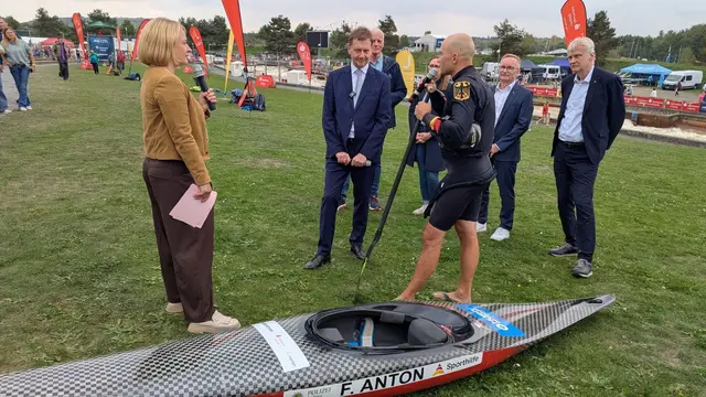 Der sächsische Ministerpräsident Michael Kretschmer hat Franz Anton im Kanupark Markkleeberg in den Sportlerruhestand verabschiedet. | Foto: Uta Büttner