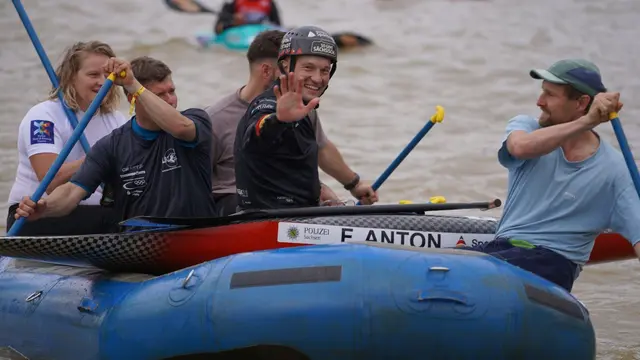 Es waren sehr emotionale Momente für Franz Anton. Im Rahmen der Deutschen Meisterschaften im Kanuslalom und Kajak-Cross im Kanupark Markkleeberg wurde der 36-jährige Canadierspezialist feierlich in den Profisportlerruhestand verabschiede | Foto: Uta Büttner