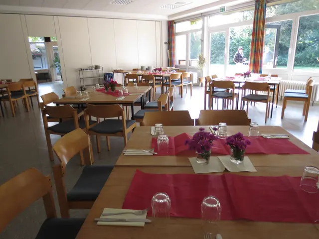 Hier wird auf die Gäste gewartet,im Hintergrund das Büfett.