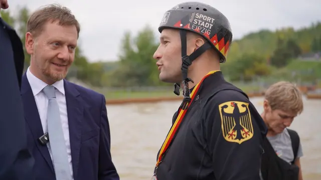 Es waren sehr emotionale Momente für Franz Anton. Im Rahmen der Deutschen Meisterschaften im Kanuslalom und Kajak-Cross im Kanupark Markkleeberg wurde der 36-jährige Canadierspezialist feierlich in den Profisportlerruhestand verabschiedet. Foto Der sächsische Ministerpräsident Michael Kretschmer hat Franz Anton im Kanupark Markkleeberg in den Sportlerruhestand verabschiedet. | Foto: Uta Büttner