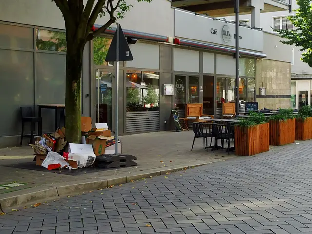 Ordnungswidrig abgelegte Kartonagen vor dem Oliv Café / Bistro in der Kreuzstraße in Wesel.
Sachstand: Montag 14.09.2026, 11:31 Uhr
Offiziell dürfen die Händler in Wesel Kartonagen Dienstags heraus stellen. | Foto: Siegmund Walter, 14.09.2026, 11:31 Uhr