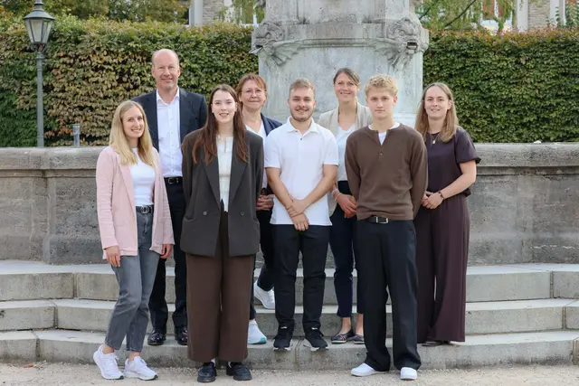 (v. l. n. r.) Ausbildungsleitung Sarah Wirth, Landrat Martin Sailer, Alana Grimminger, Personalrats vorsitzende Tatjana Manhart, Daniel Birling, Andrea Bamberger, stv Geschäftsbereichsleitung IT. Service. Personal, Marcel Baier und Anna Thalhofer, stv. Fachbereichsleitung Personalentwicklung.  | Foto: Julia Pietsch