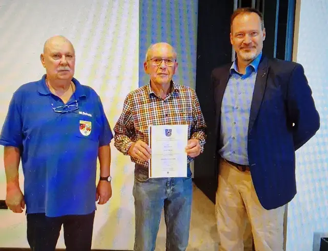 Bei den Vorstandswahlen am 6. August 2025 wurde Herbert Becker, Hauptgefreiter der Reserve, für seine herausragenden Verdienste um die Reservistenkameradschaft mit der besonderen Landesehrennadel in Gold ausgezeichnet. Überreicht wurde die Ehrung durch Oberstleutnant a. D. Christian Keimer.
