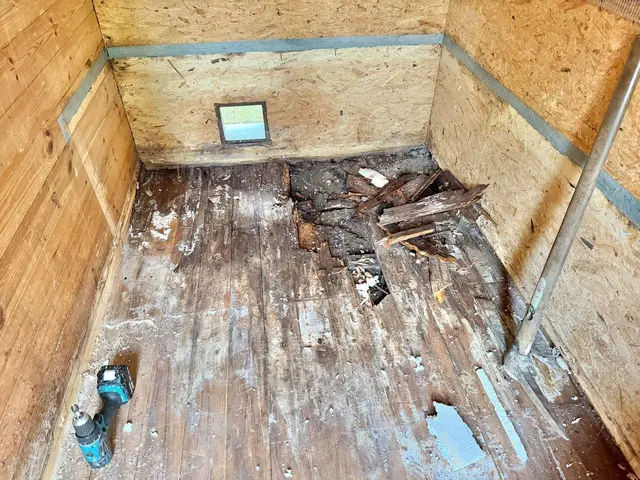 Die alte Quarantäne-Station aus Holz, musste für viel Geld, durch eine neue, den Vorgaben des Veterinäramtes entsprechend, ersetzt werden.