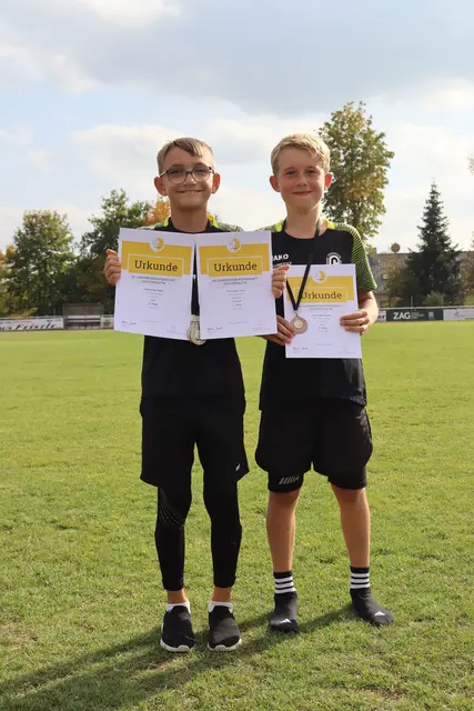 Alexander freut sich über zwei wohlverdiente 2. Plätze, Noah wird 3. im 800m Lauf. | Foto: N.Scheich
