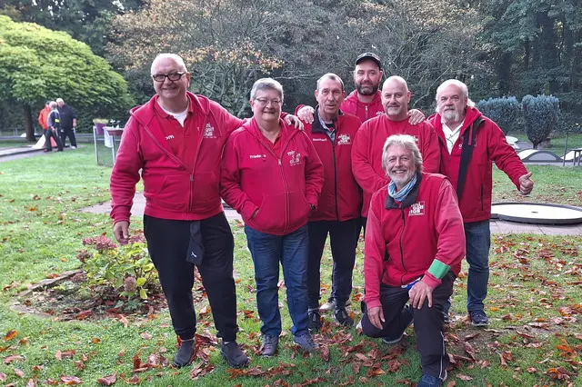 Erfolgreiche Relegation zur Bezirksliga: v.l.: Thomas Gronski, Friederike Gronski, Reinhard Mahn, Kevon Radestock, Peter Lischewski, Andreas Tomaszewski. Vorne: Betreuer Willi Hettrich.