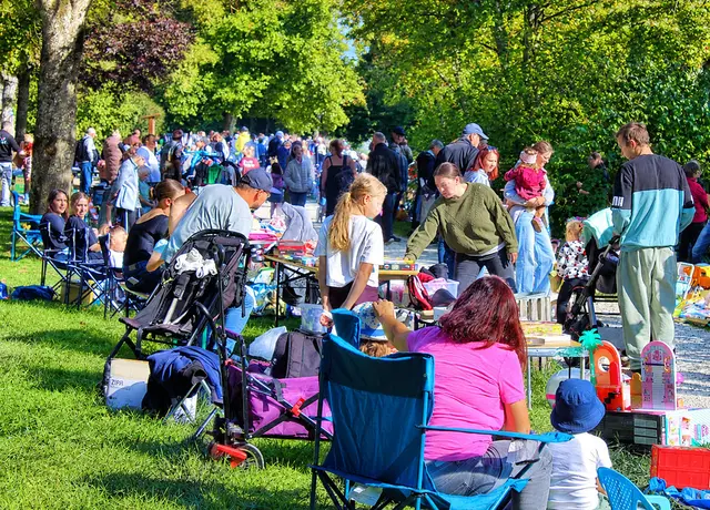 Zahlreiche Stände säumen das Ufer des Auwaldsees