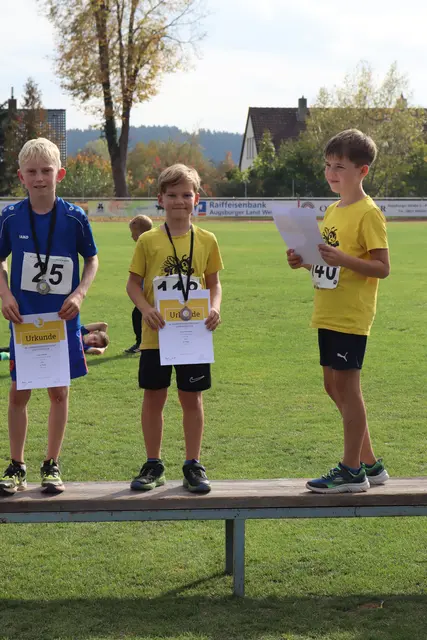 Aaron macht den 3. Platz beim 800m Lauf in der M9. | Foto: N.Scheich