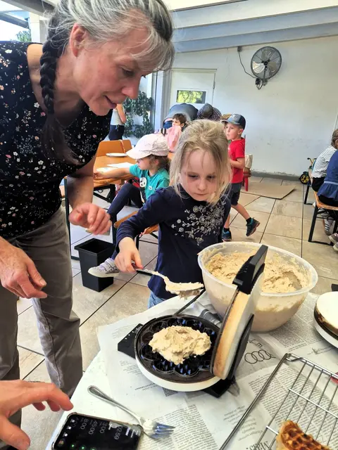 Bild: Nadine Lindemeir
Von Frau Wiedemann lernten die Kinder das Backen von Apfelwaffeln | Foto: Nadine Lindemeir