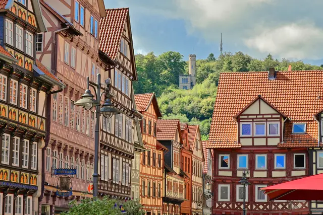 Tilly Schanze
Die Tillyschanze wurde 1880 auf einem Bergvorsprung errichtet. Der hessische Landgraf Heinrich ließ an gleicher Stelle Anfang des 14. Jahrhunderts, die Hesseburg erbauen. Sie wurde vom Erbauer nach etwa einem Jahr wieder abgerissen, um den Streit mit der Stadt Münden nicht eskalieren zu lassen. Erhalten geblieben ist der Burggraben, der die Tillyschanze umgibt. Bei Errichtung der Tillyschanze in den 1880er Jahren wurde auf die Erhaltung des mittelalterlichen Grabens (Grenze Hessen/Niedersachsen) geachtet. 