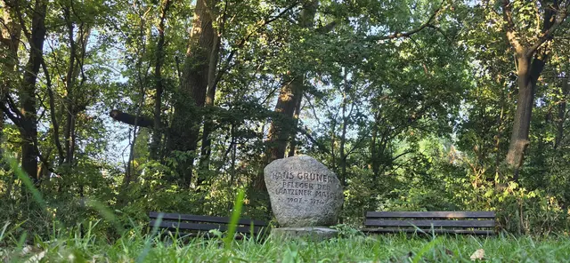 Der Hans-Grunert-Gedenkstein in der Grasdorfer Leinemasch