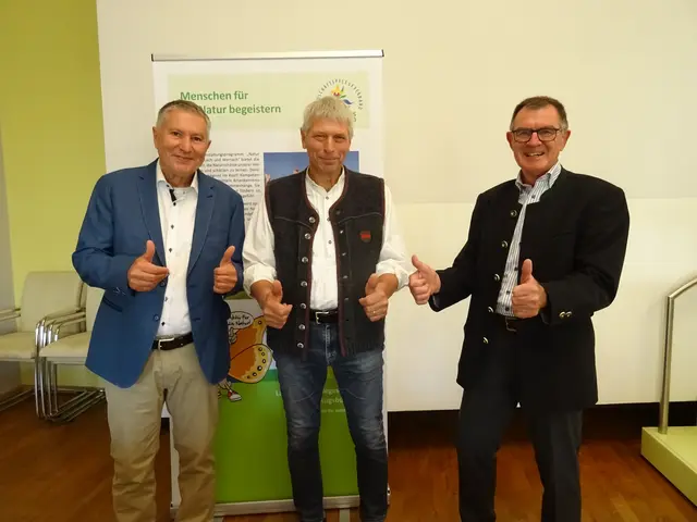 Der neu gewählte Walter Schuler (Mitte) mit Konrad Dobler (rechts) und Werner Burkhart (links)   | Foto: Foto: Birgit Betz