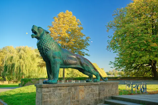 Die Löwen Bastion (1934)
Die ursprünglichen Krokodilsfiguren wurden 1938 durch zwei Löwenplastiken ersetzt. Vorbild war der Braunschweiger Löwe