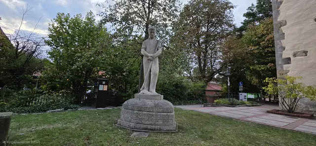 Skulptur des sterbenden Kriegers vor der Marienkirche in Alt-Laatzen
