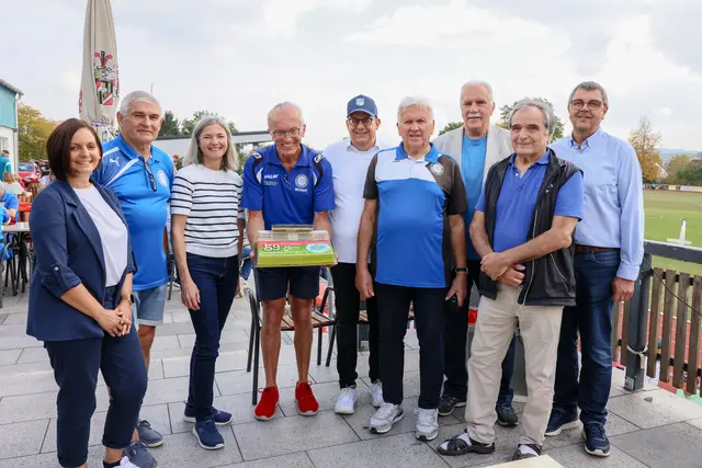 (v. l. n. r.) Stellvertretende Sportbeauftragte Bianca Fix, Ludwig Furnier, Erster Vorsitzender der SpVgg Auerbach-Streitheim, Sportbeauftragte Birgit Riegel, Michael Wagner von der SpVgg Auerbach-Streitheim mit einem Kuchen für Johann Kohler, Matthias Mahler, Erster Bürgermeister von Horgau, Johann Kohler, Otto Völk, Altbürgermeister von Diedorf, Otto Dwaliawili, Kreisvorsitzen der des BLV-Kreises Mittel- und Nordschwaben und Thomas Hafner, Altbürgermeister von Horgau. | Foto: Julia Pietsch
