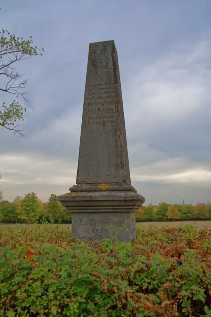 Paradestein
Zur Erinnerung an die Kaisermanöver am Kronsberg