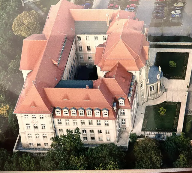 Abfotografiert aus einem der Schaukästen. Man erkennt hier gut den Innenhof. 