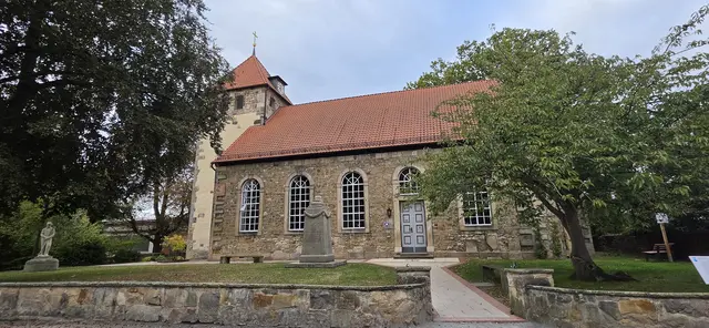 Die Marienkirche in Alt-Laatzen mit dem großen Gedenkstein