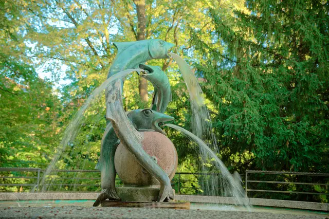 Arthur Menge Brunnen
Menge (1884-1964) war von 1925-1937 Oberbürgermeister von Hannover.
Während seiner Amtszeit fanden u. a. der Bau des Maschsees, die Anlage des Hermann-Löns-Parks und der Erwerb der Herrenhäuser Gärten statt.