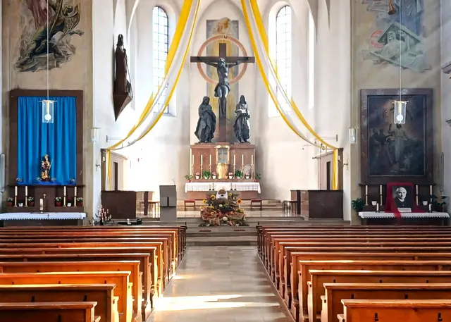 Das Kirchenschiff der Pfarrkirche St. Wolfgang zeichnet sich vor allem durch ein rautenförmiges Zollinger-Dachgewölbe aus. | Foto: Peter Heider