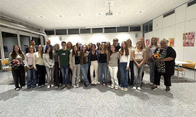 Die jungen Künstlerinnen und Künstler bei der Ausstellungseröffnung
 | Foto: Annabell Feith / MVV