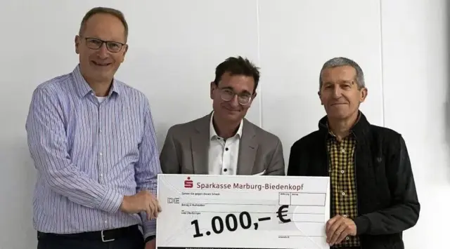 Dr. Lutz Bonacker, Rotarier-Präsident in Marburg, und Alain Coroir, Rotarier- Präsident in Aix-en-Provence, übergaben eine Spende in Höhe von 1.000 Euro für das „Global South Program“ des „Zukunftszentrums Mikrokosmos Erde“, einem gemeinsamen Forschungszentrum des MPI und der Universität Marburg an Prof. Dr. Tobias Erb (von Links nach rechts: Dr. Lutz Bonacker, Prof. Dr. Tobias Erb und Alain Coroir) | Foto: Max-Planck-Institut Marburg
