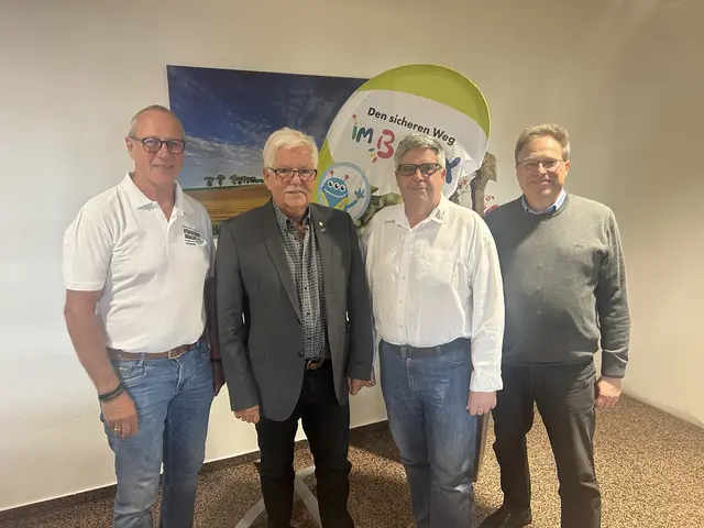 v.l. Dieter Behrends (KVW Günzburg), Bezirksvorsitzender Helmut Beck (KVW Aichach-Friedberg), Jürgen Illg (KVW Kempten), LVW-Geschäftsführer Manfred Raubold | Foto: Elisabeth Beck