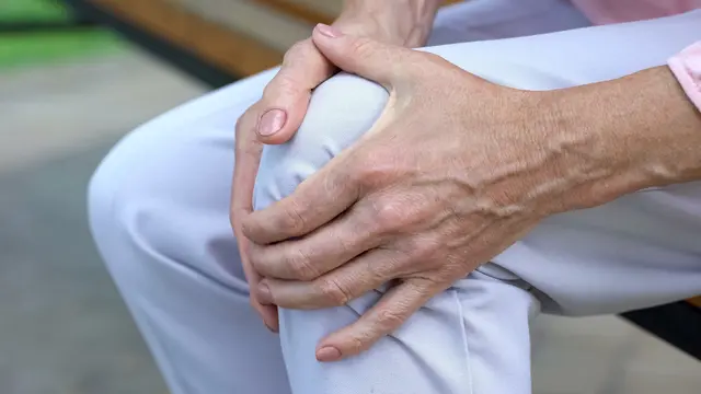 Rund 26.100 AOK-Versicherte leiden in Gelsenkirchen an Arthrose im Knie- oder Hüftgelenk.  | Foto: Foto: AOK/Colourbox/hfr.