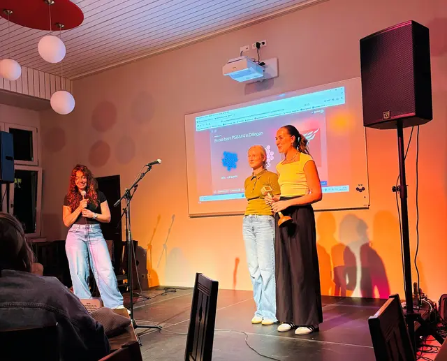 V.l.: Moderatorin Jana von Strele, Finalistin Lilli Specht und Gewinnerin Katja Roth beim ersten Demokratie Slam im Chili.  | Foto: Stadt Dillingen