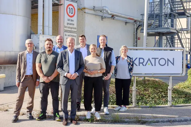 Landrat Martin Sailer (vorne Mitte) und Gersthofens Erste Bürgermeisterin Susanne Olita (Dritte von rechts) mit (v. l. n. r.) MVV-Geschäftsführer Dr. Markus Partik, Ali-Riza Pasli (Produktionsmeister), Andreas Remmele (Stadt Gersthofen), MVV-Geschäftsführer Holger Amberg, Kraton Standortleiter Christian Vorwerk und Stefanie Nitsch (HSESQ Ingenieurin) bei der Kraton Chemical GmbH. | Foto: Julia Pietsch