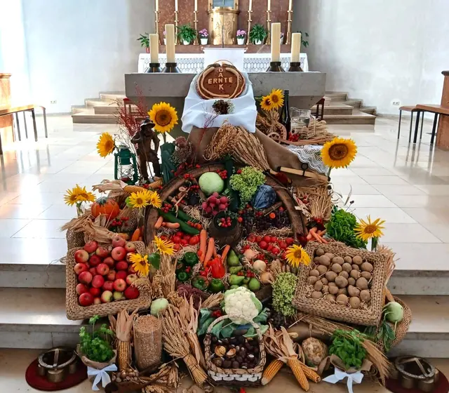 Vor dem Altar ziert derzeit eine prächtige Erntekrone den Altarraum der Kirche. | Foto: Peter Heider