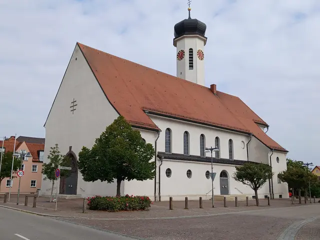 Im Jahre 1756 wurde in der Ortsmitte Meitingens die Kirche St. Wolfgang errichtet. | Foto: Peter Heider