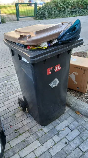 [Für Vollansicht klicken] Überfüllte und falsch befüllte Biotonne am Straßenrand in Wesel. | Foto: Siegmund Walter, 05.10.2026, 10:36 Uhr