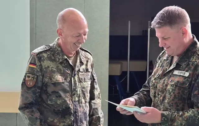 Oberstleutnant Peter Egger und Oberst Marko Knipper (von links) bei der Übergabe.