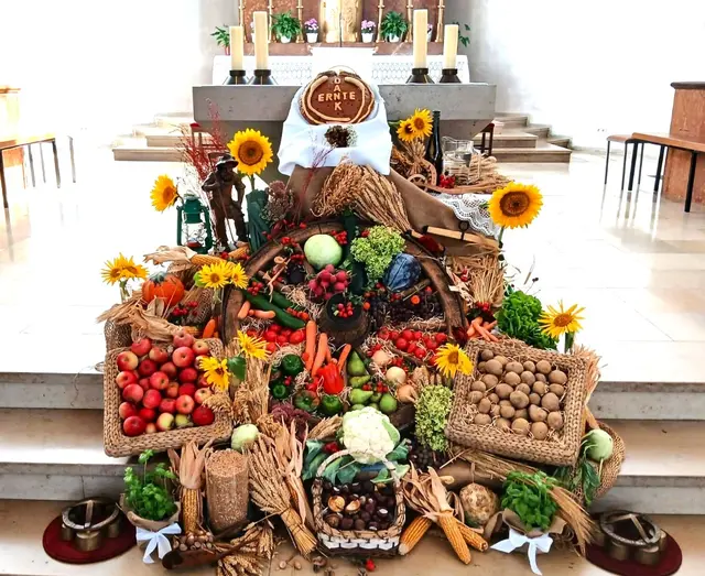 In der Meitinger Pfarrkirche St. Wolfgang ziert eine prächtige Erntekrone aus Feldfrüchten, Obst und Gemüse den Altarvorraum.
 | Foto: Peter Heider