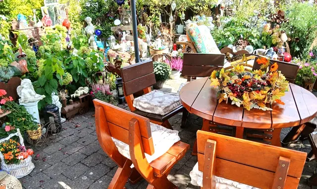 Die gemütliche Sitzecke im Garten auf dem landwirtschaftlichen Anwesen der Familie Deisenhofer lädt zum Verweilen ein. | Foto: Peter Heider