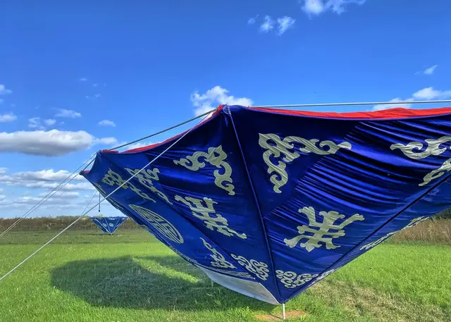 Gan-Erdene Tsend: Blau-weiße "Himmelszelte",  Nomadenzelte auf den Kopf gestellt.  | Foto: copyright Margot Klütsch