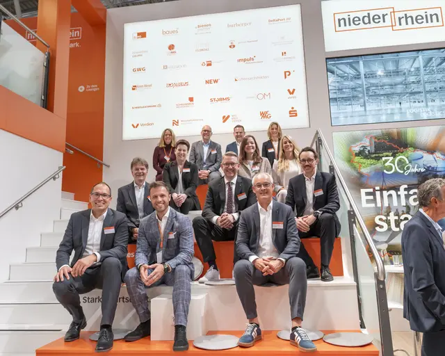 v.l.n.r.: Bertram Gaiser (Standort Niederrhein), Wendelin Knuf (Stadt Wesel), Stefanie Schulten-Borin (Kreis Wesel), Lukas Hähnel (Kreis Wesel), Andrea Scharf (Standort Niederrhein), Si-mon Panke (Bürgermeister Stadt Dinslaken), Ingo Brohl (Landrat Kreis Wesel), Rainer Benien (Bürgermeister Stadt Wesel), Anja Graumann (Stadt Dinslaken), Alexandro Hugenberg (Stadt Dinslaken), Julia Zupancic (Bürgermeisterin Stadt Moers), Natalie Telders (Stadt Dinslaken), Simon Koller(Kreis Wesel). | Foto: Pressestelle Kreis Wesel, 05.10.2026, 10:32 Uhr