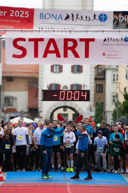 Startschuss für den Bona-Inklusionslauf. Hier ein Archivbild von 2025.  | Foto: Jan Koenen / Stadt Dillingen