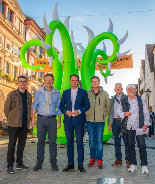 Von links: Michael Bregel (Geschäftsführer „Image Plus“), Josef Albert Schmid (Vorsitzender der Wirtschaftsvereinigung), Oberbürgermeister Frank Kunz, Steffen Schwertberger (Mitorganisator der Dillinger Nacht), Alfred Saur (Vorsitzender des Kulturrings ) und Karl Aumiller (Geschäftsführer der Wirtschaftsvereinigung). | Foto: Jan Koenen / Stadt Dillingen