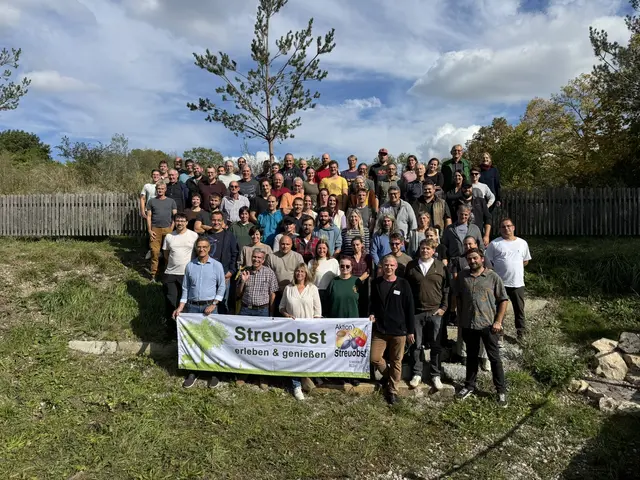 Die Teilnehmerinnen und Teilnehmer beim Kursauftakt zur Ausbildung zum Obstbaumpfleger. | Foto: AELF Augsburg, Carolin Prokscha
